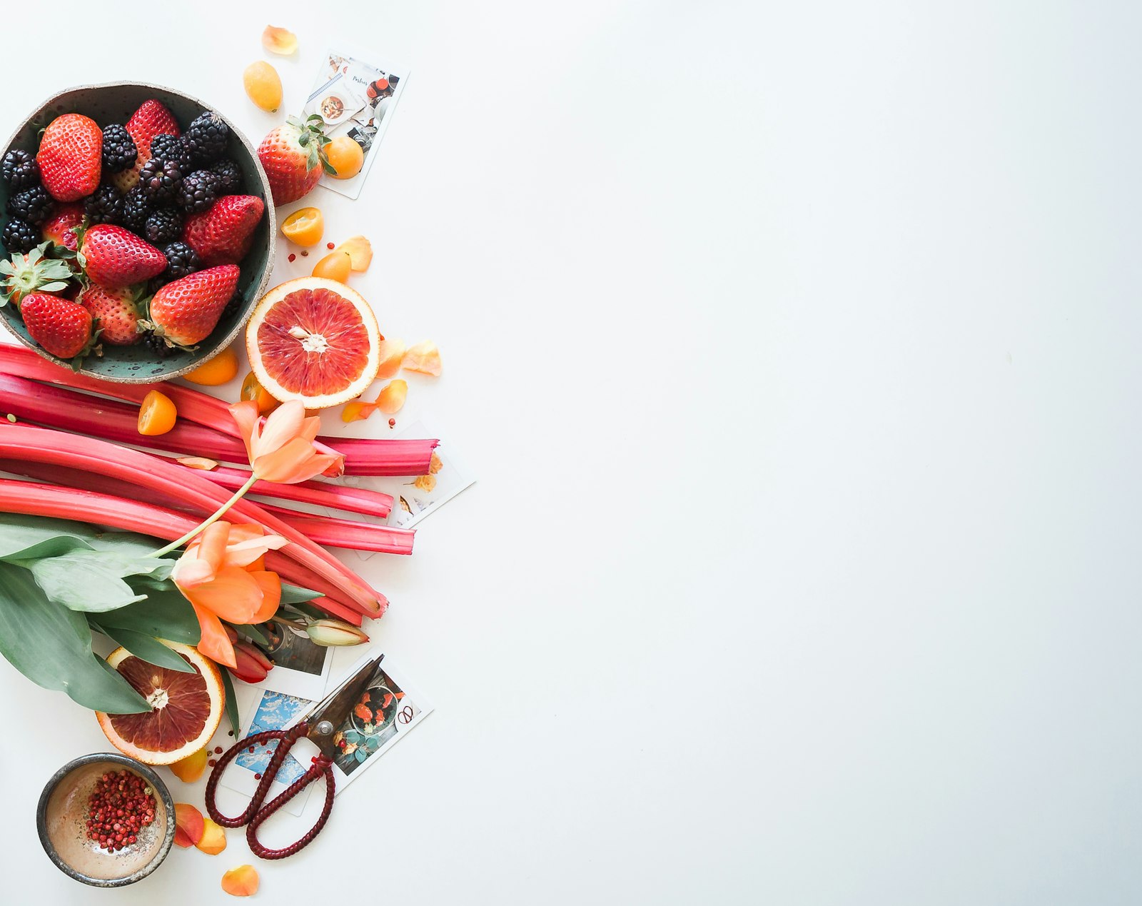 Kids eating a healthy snack